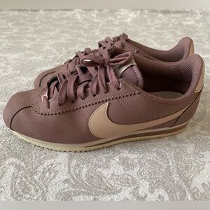 Women’s Nike Cortez Leather in Mauve size 7 Used in Good Condition